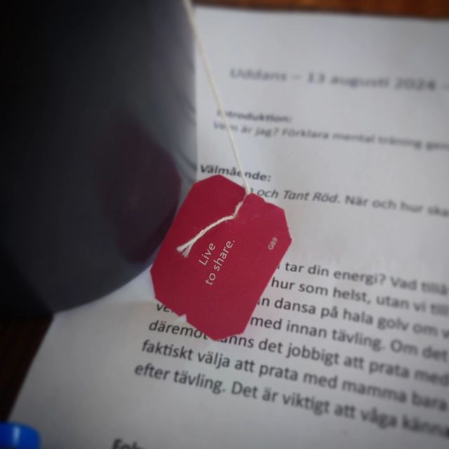 Semester i all ära, men tänk att få komma tillbaka till jobbet och hålla två fantastiska föreläsningar på en och samma dag. Fantastiska Fryx på förmiddagen och underbara Uddans på eftermiddagen. 🥰💃 På @uddans fick jag en kopp te och budskapet på tepåsen kändes mitt i prick! 🎯 Jag lovar att fortsätta dela med mig av mina övningar och verktyg för att fler ska finna den mentala träningens lite snåriga, men väldigt värdefulla, stig. 🌳